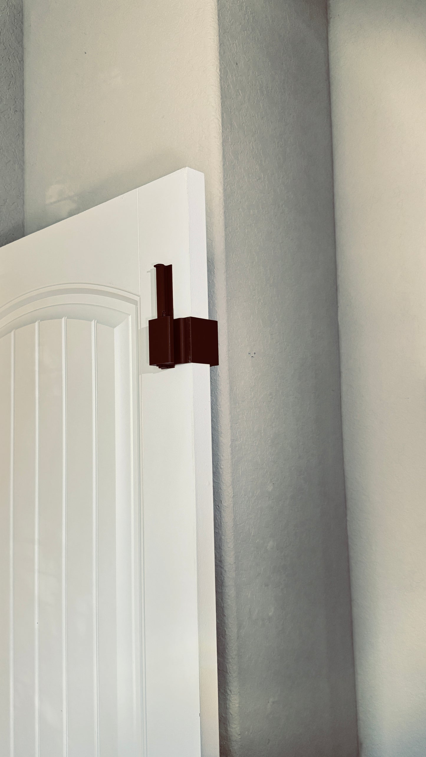 Door Nanny, Child & Pet, Non-Damaging Vertical Door Edge, Door Retention Latch